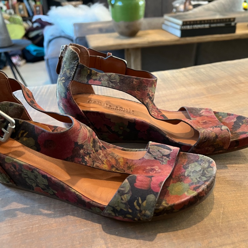 Gentle Souls By Kenneth Cole Gwendaline T-Strap Wedge Suede FLORAL Sandal - Picture 2 of 7